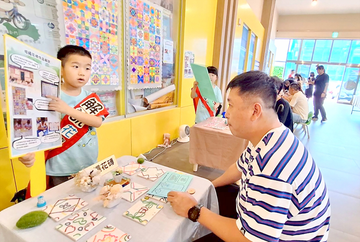金沙國小附設幼兒園畢業班「松鼠班」在金沙鎮公所一樓舉辦畢業成果展。（蔡麗玉攝）
