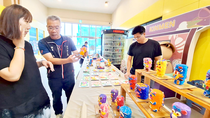 金沙國小附設幼兒園畢業班「松鼠班」在金沙鎮公所一樓舉辦畢業成果展。（蔡麗玉攝）