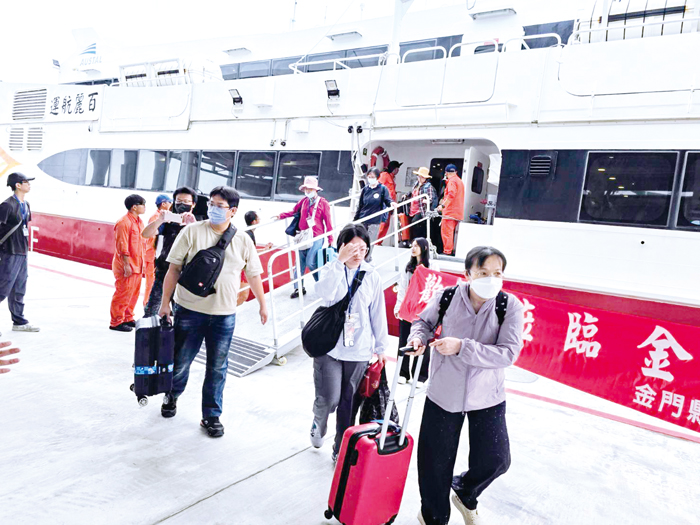 航港局推動海上藍色公路，雲豹號昨日載運旅客抵金。（許峻魁攝）