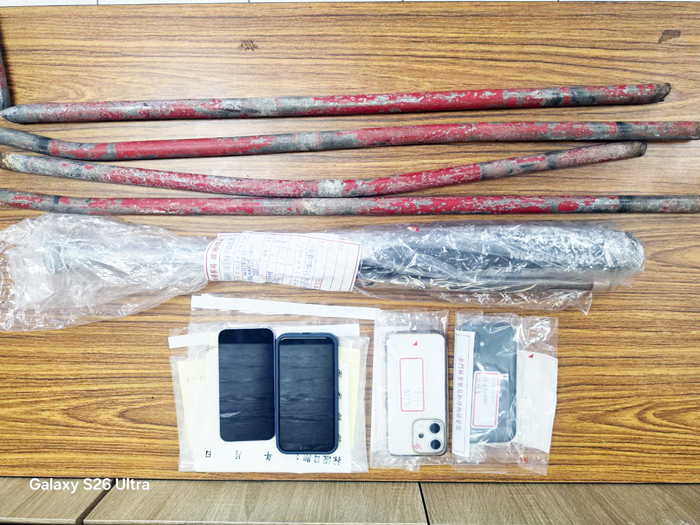 縣警局強力掃蕩暴力犯罪集團，兵分多路同步執行拘提及搜索行動，並查扣球棒、鐵棍、手機等相關證物及作案工具。（縣警局提供）