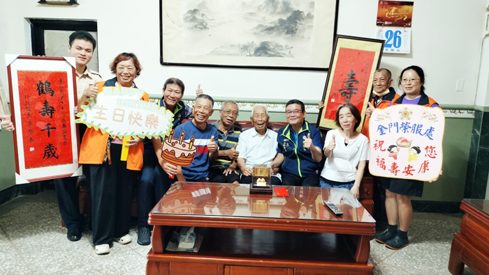 為百歲榮民祝壽。
（榮服處提供）