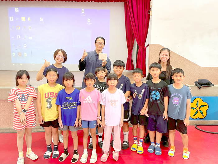卓環國小辦理「與作家有約」閱讀推廣活動，邀請兒童文學作家林哲璋蒞校演講。（卓環國小提供）
