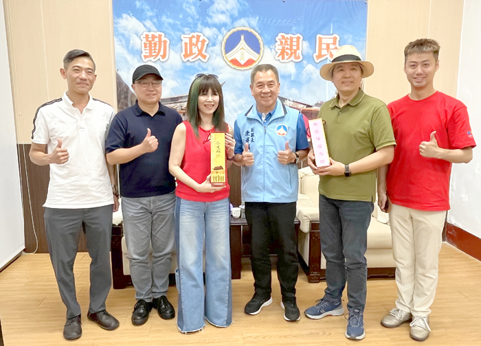 中國文化大學藝術學院院長黃惟馨（左三）率領藝文中心主任王孟超及師生團隊抵金進行《島嶼藝光》展演，在金門縣文化局長陳榮昌（左二）陪同下前往縣府拜會副縣長陳祥麟（右三），雙方就藝術教育及地方文化發展等議題深入交流並合照。（莊煥寧攝）