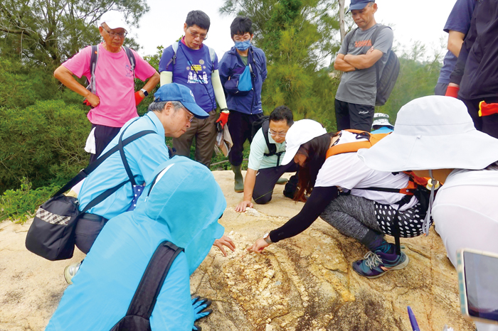 林英生帶領學員走訪太武山認識地質環境。（林務所提供）