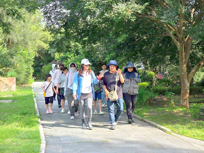 李秉鈞帶領學員瞭解金門傳統墓葬文化。（林務所提供）