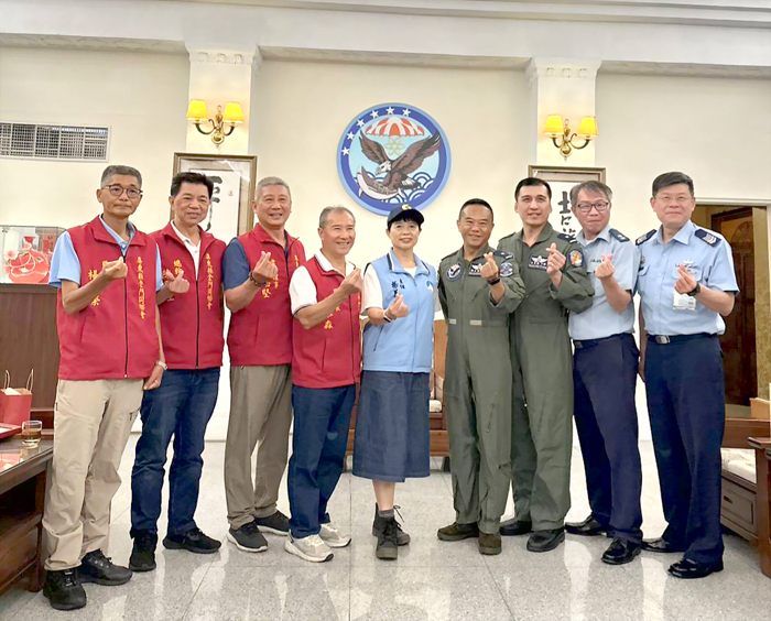 楊恭淼率團向空軍第六聯隊致謝。（屏東縣屏東市金門同鄉會提供）