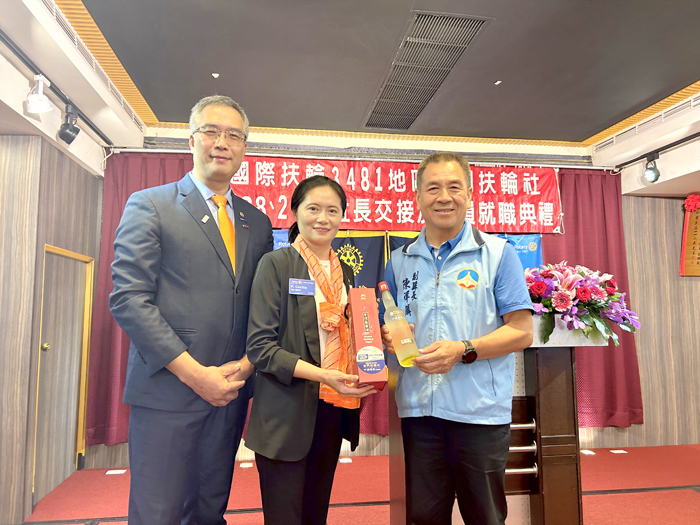 副縣長陳祥麟（右一）致賀新任社長薛德民（左一）。（許加泰攝）