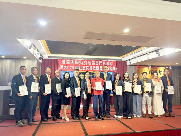 卸任社長陳伊伊頒發感謝狀予榮譽顧問及團隊。（許加泰攝）