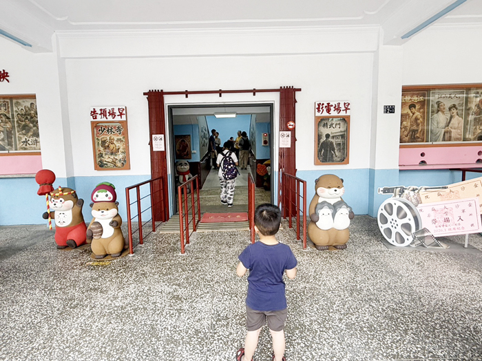 跟著阿特遊金沙戲院。（李薇薇攝）
