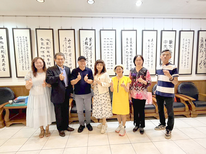 中華民國舞蹈學會理事長郭美江一行，拜訪文化局局長陳榮昌，雙方針對臺灣本島與離島間的藝文進行交流。（文化局提供）