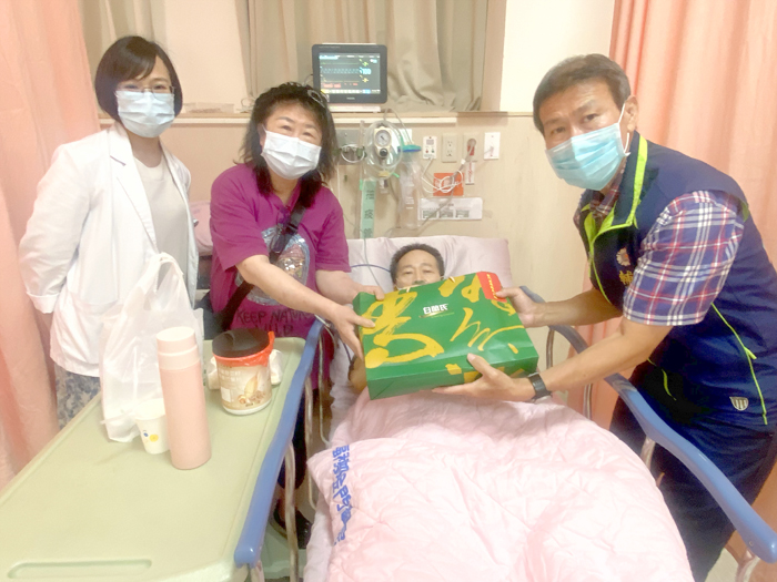 金門縣榮民服務處啟動關懷服務機制，由總幹事李全順率領承辦人汪成飛輔導員前往衛生福利部金門醫院探視劉姓榮民。（榮服處提供）