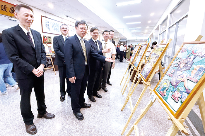 到場的貴賓參觀反賄選書畫徵稿得獎作品。（莊煥寧攝）
