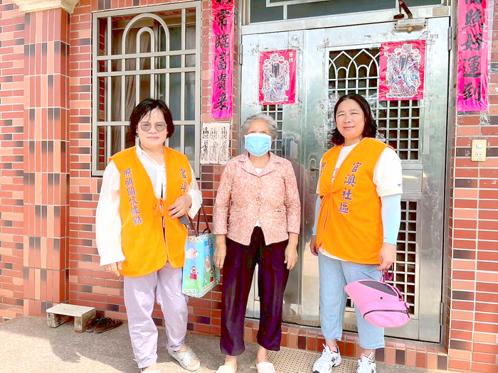 官澳志工隊換上夏日新裝探視社區長者們。
（官澳社區發展協會提供）