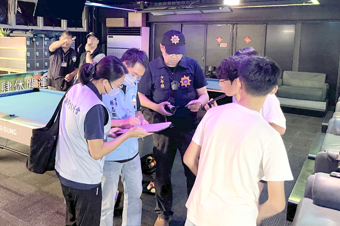 暑期保護青少年「青春專案」自7月1日起正式展開，針對青少年易聚集及易衍生治安、公共安全疑慮場所加強查察。（莊煥寧攝）