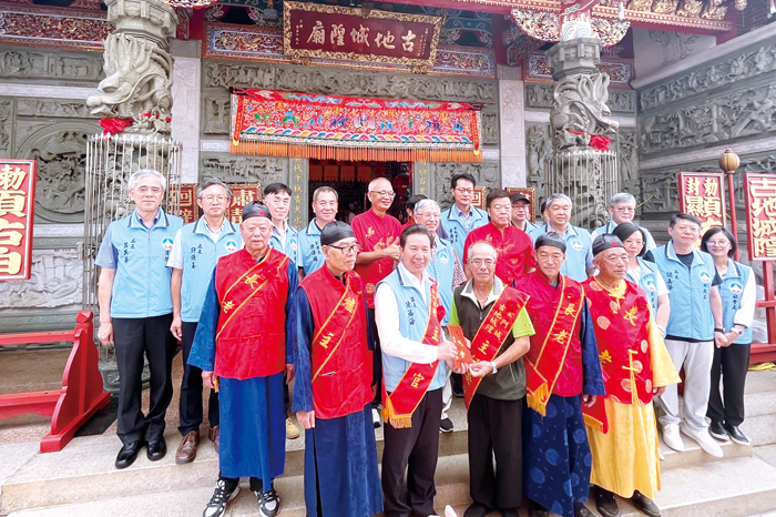 金門城古地城隍聖誕千秋，縣長陳福海率縣府主管前往參拜祝賀，受到鄉老熱情歡迎。（莊煥寧攝）