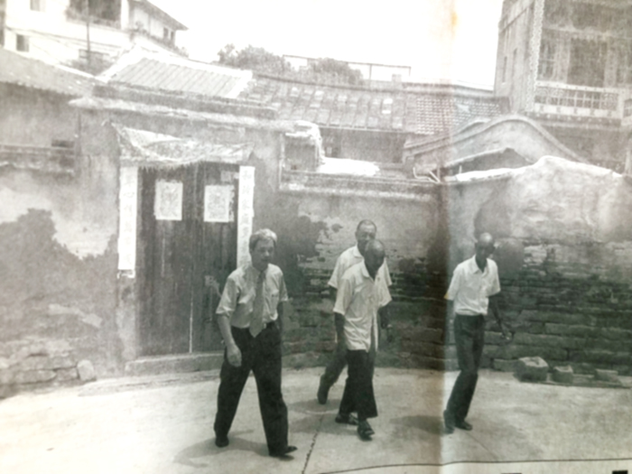 陳滄江（左一）與政治受難者在2001年重返金防部「南門新生隊」舊址，往事並不如煙。（李金生攝）