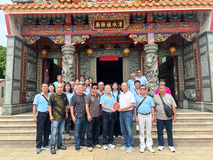 清水寺參訪團與青岐祖師廟管委會合影。（林秉志攝）