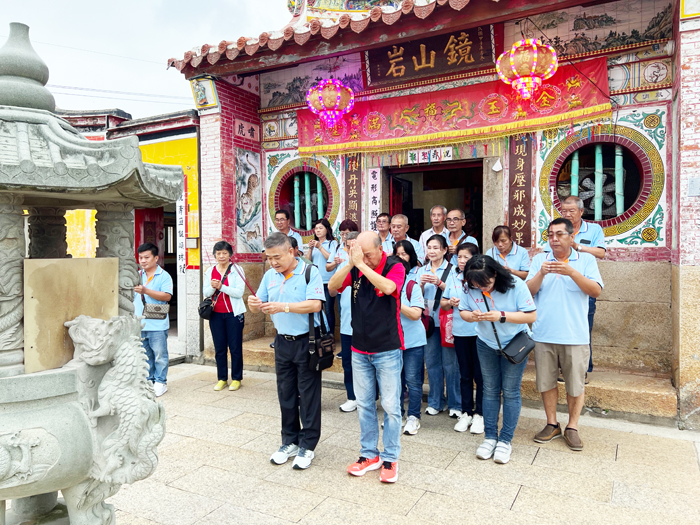 清水寺眾信徒與鏡山岩張建平主委一同參拜。（林秉志攝）