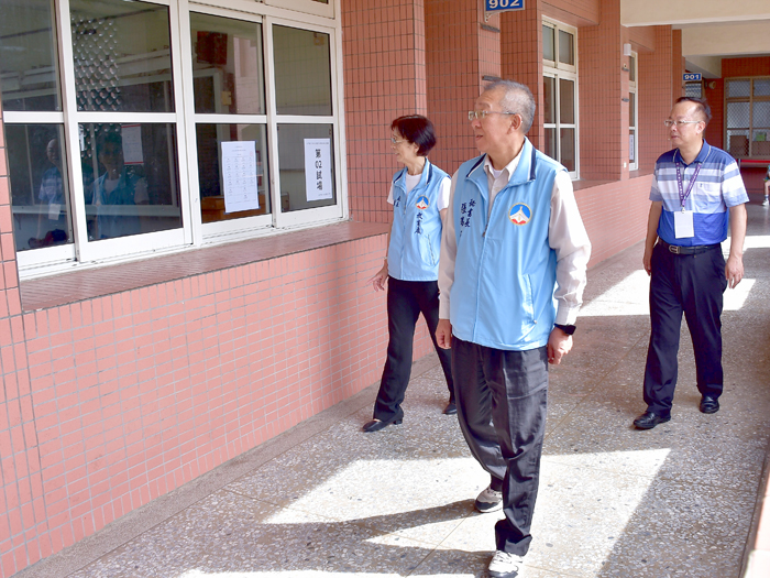 縣府秘書長張瑞心在教育處長黃雅芬、金湖國中校長莊錦智陪同下，前往考場慰問應試教師。（金湖國中提供）