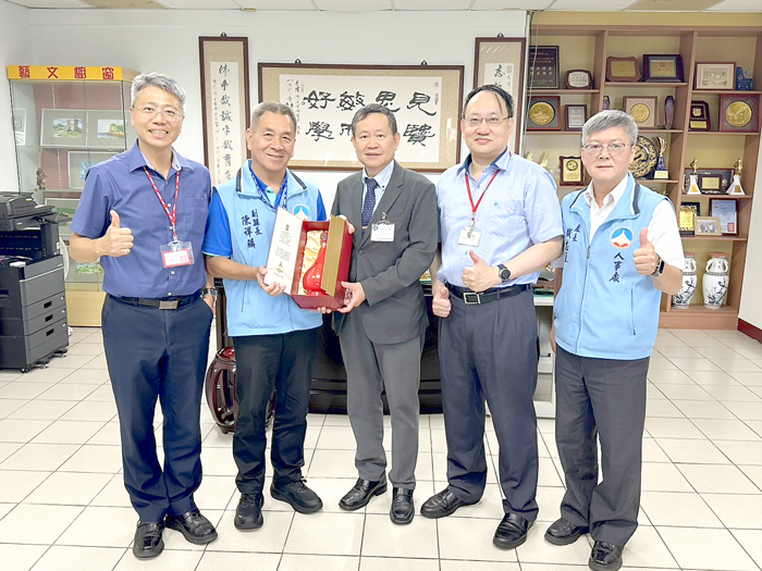 考試院典試委員許舒翔（中）蒞金了解考場狀況，由副縣長陳祥麟代表致贈伴手禮。（人事處提供）