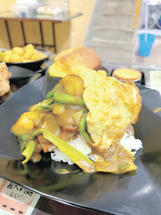 咖哩豬扒飯是常客必點。（林秉志攝）