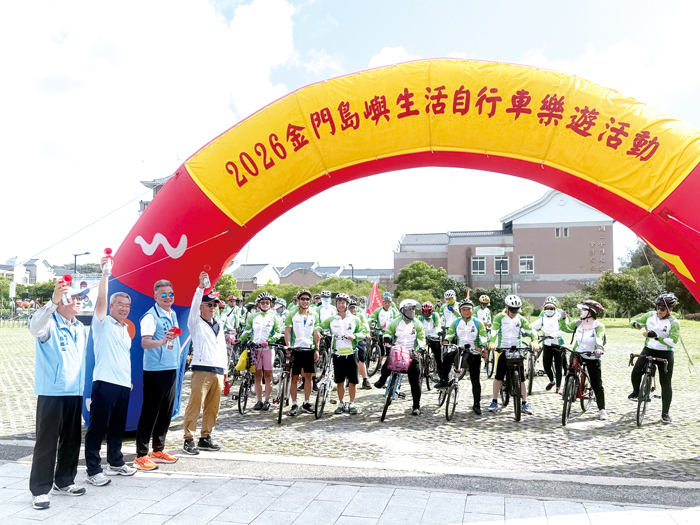 秘書長張瑞心偕同觀光處副處長何佩舉、金沙鎮長吳有家及文化園區代表黃仁德共同鳴槍。（李薇薇攝）