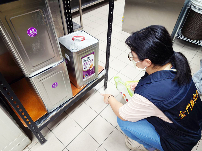 衛生局要求通路全面下架問題油品，並查核餐飲場所食用油使用情形。（衛生局提供）