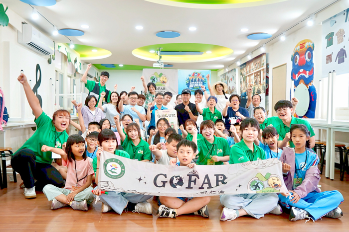 安瀾、東華GOFAR團隊推社區共學營，師生活動中大合照。（安瀾國小提供）