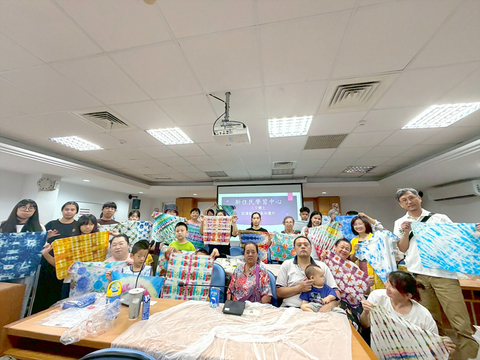 金門縣新住民學習中心、金門縣金城國中辦理「人文鄉土-藍染的認識與實作」課程，學員們分享成果。（金城國中提供）