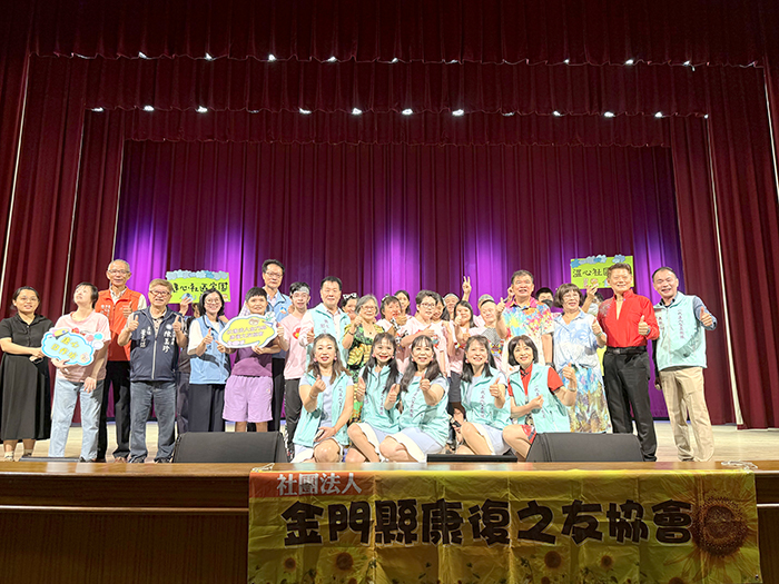 愛心匯聚、溫暖金門公益演唱會，與會貴賓及團體合照。（李薇薇攝）