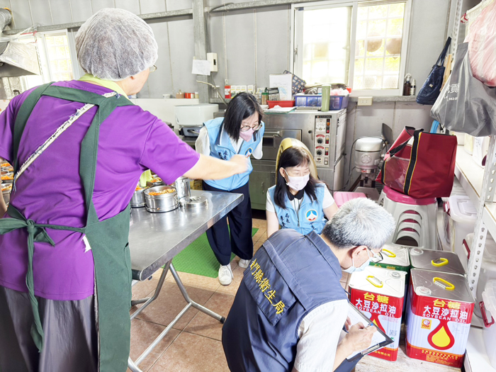 縣府全面聯合稽查校園、社區、醫院及機關供餐，落實食品安全把關。（衛生局提供）