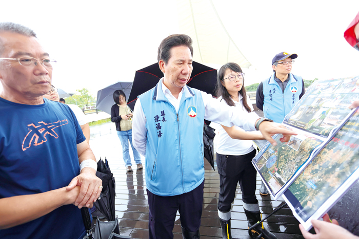 關心地方疏濬工作，縣長陳福海提醒鄉親做好防颱準備。（縣府提供）