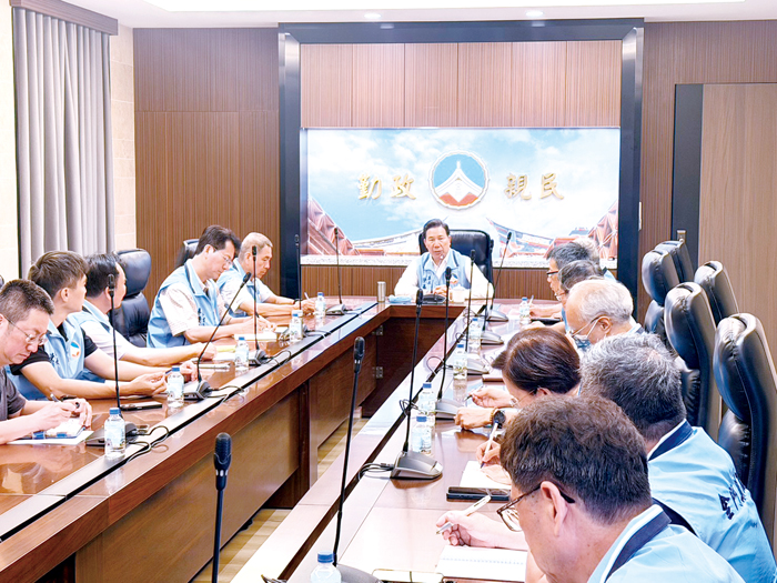 因應巴威颱風來襲，縣府召開先期預防準備工作會議，全面盤點防颱整備量能。（李映蓉攝）