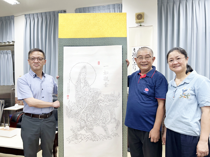 陳信佑夫婦拜訪金大，並展示精美的觀音佛圖作品。
（許加泰攝）