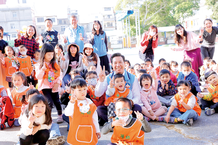 縣長陳福海致力打造更加友善、安全的育兒環境，減輕年輕家庭養育子女的經濟負擔。（資料照片，縣府提供）