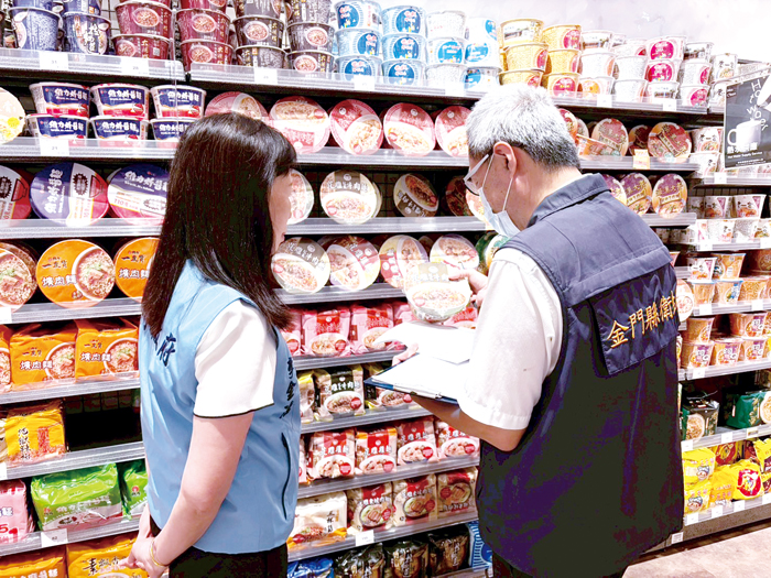 金門縣政府啟動跨局處食品安全應變機制，由衛生局會同相關單位全面展開稽查。（衛生局提供）