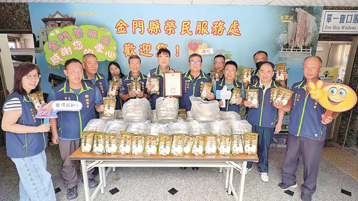 一位善心人士日前捐贈麵線400包予金門縣榮民服務處。（榮服處提供）