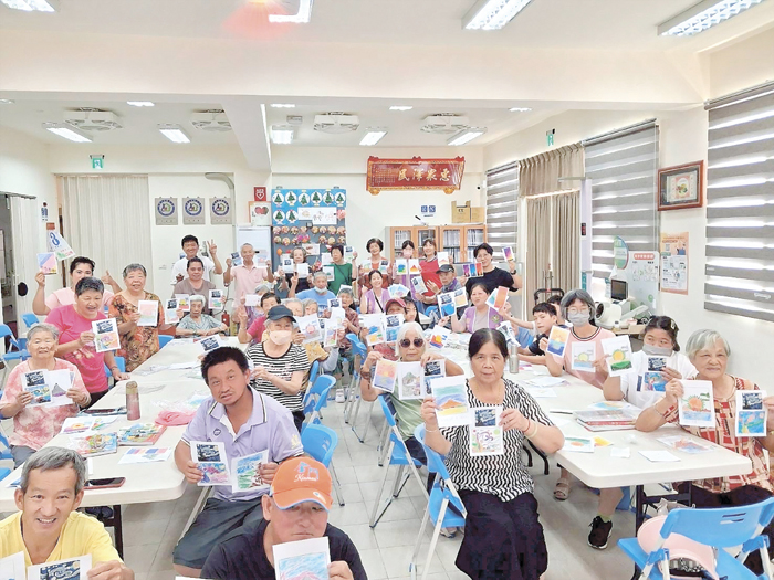 在小旗艦計畫中，大家開心展示成果作品。（協會提供）
