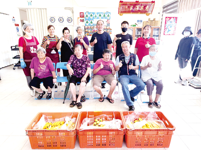 鎮長吳有家偕同社會課同仁關心社區關懷據點。（金沙鎮公所提供）