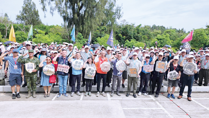 金門國家公園管理處舉辦「重返前線—金門戰地行軍體驗」。（許峻魁攝）
