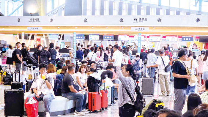 小三通恢復行駛，昨日上午旅運中心人潮滿滿。（許峻魁攝）