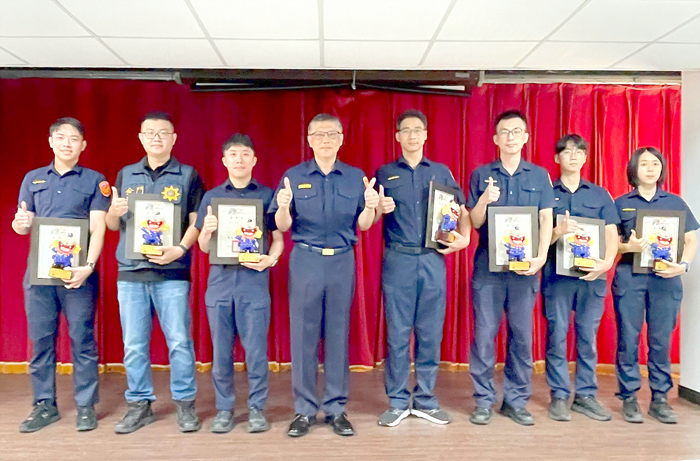 縣警局表揚14名員警好人好事優良事蹟，局長黃壬聰親自頒贈榮譽狀及警察風獅爺公仔，肯定同仁優異表現並合照。（取自縣警局粉絲專頁）