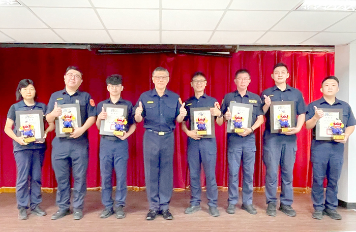 縣警局表揚14名員警好人好事優良事蹟，局長黃壬聰親自頒贈榮譽狀及警察風獅爺公仔，肯定同仁優異表現並合照。（取自縣警局粉絲專頁）