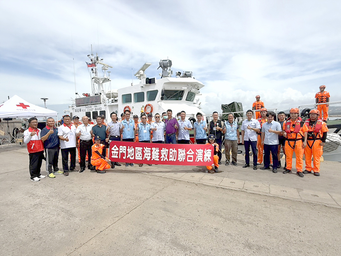 海巡署金門海巡隊在料羅港海域舉辦「115年海難救助演練」。（呂肇忠攝）