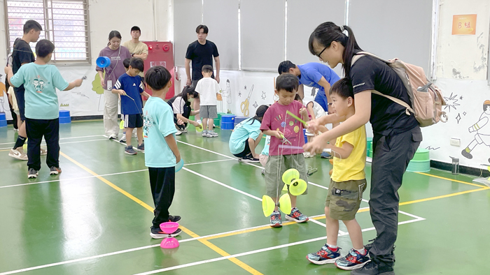 親子一起學習扯鈴。（許峻魁攝）