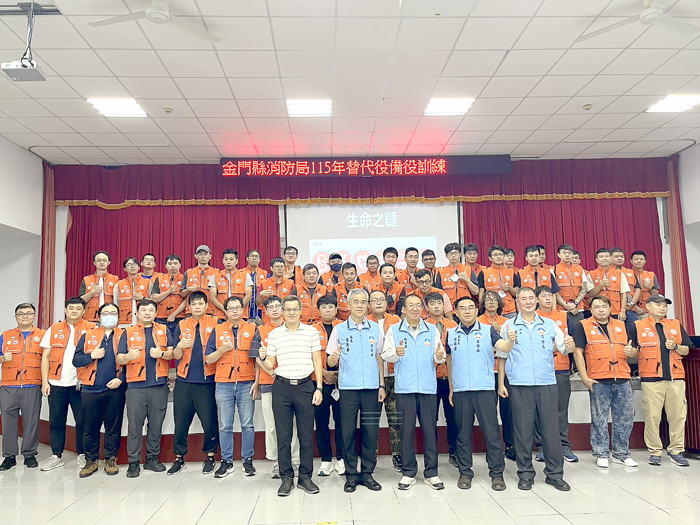 張瑞心秘書長與參訓役男，以及消防局長呂英華等合影。（高凡淳攝）