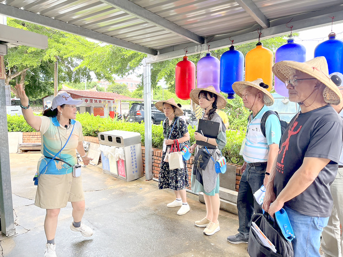 四埔社區總幹事黃美玲帶領委員實地走訪社區環境。（高凡淳攝）