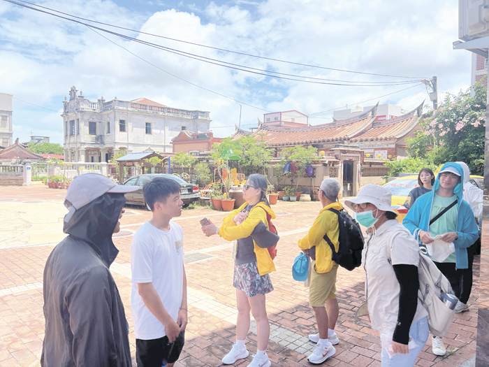 走訪張允中故居，了解地方歷史脈絡。（林秉志攝）