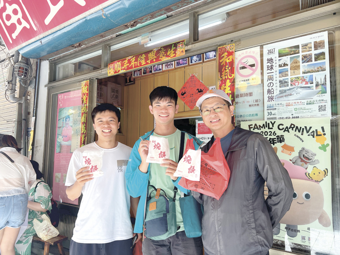 王樹南（右）、王炯叡（中）與陳亮宇（左）感受金沙在地美食魅力。（林秉志攝）