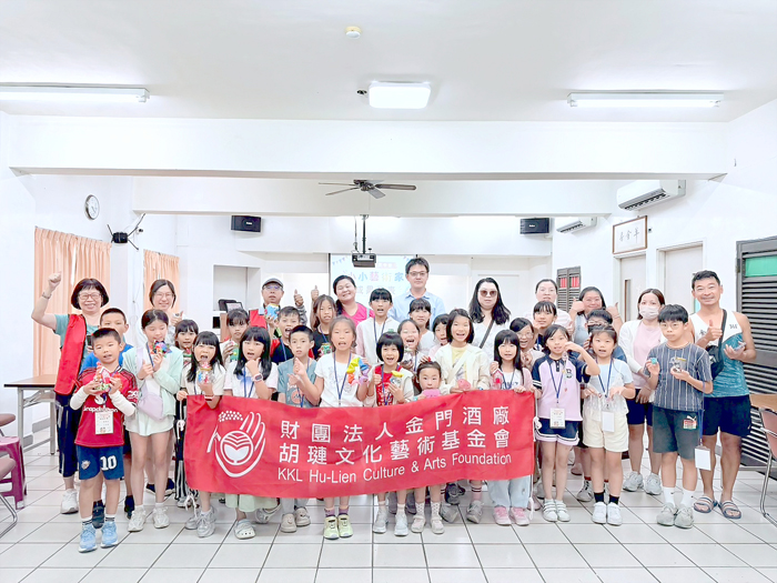 手作創藝夏令營登場，小小藝術家以創意展現金門文化。
（胡璉文化藝術基金會提供）